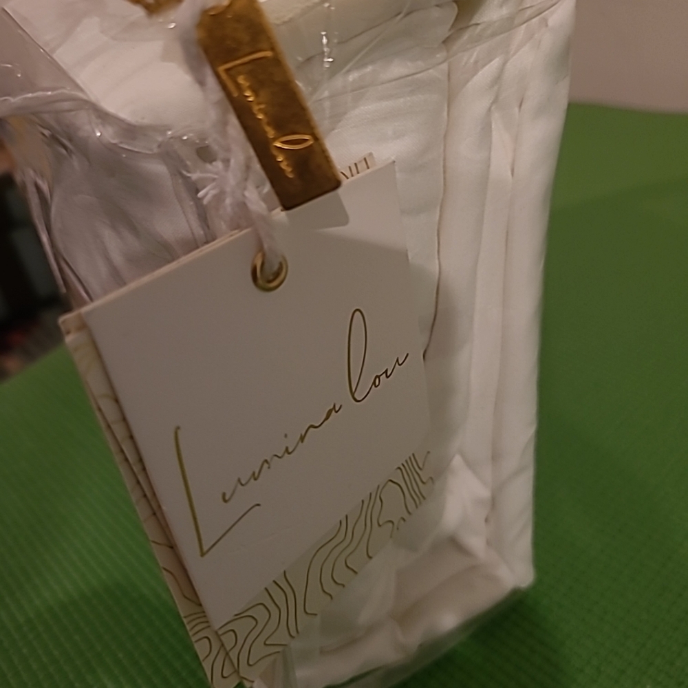 NWT Lumina Lou White 6 Piece King Sheet Set - Picture 4 of 4